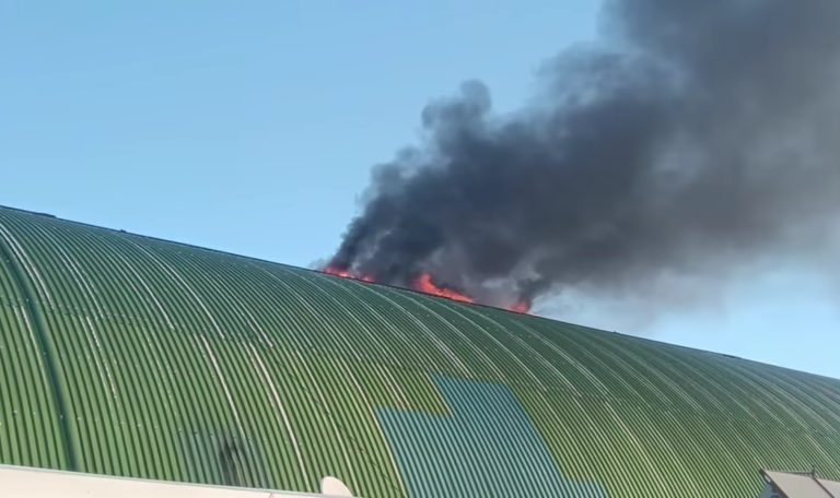 Paura al Pala Di Concilio di Agropoli, a fuoco tetto della struttura