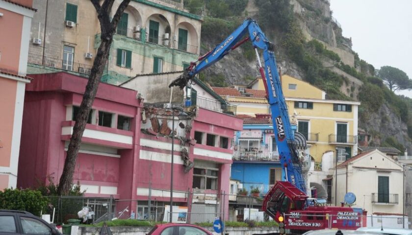 Al via l’abbattimento del vecchio edificio scolastico di Marina di Vietri sul Mare: lì nascerà la nuova caserma dei Carabinieri