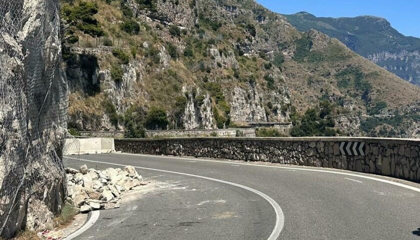 Statale Amalfitana, circolazione riaperta da stasera ma con il senso unico alternato