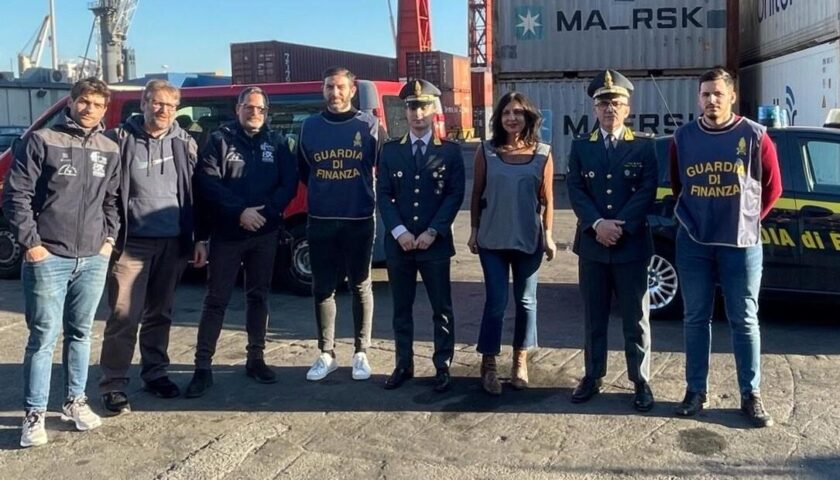 Guardia di Finanza di Salerno per il sociale: capi di abbigliamento alle persone più sfortunate