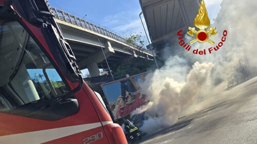 Salerno, auto prende fuoco in via Irno: intervento dei vigili del fuoco Salerno, auto prende fuoco in via Irno: intervento dei vigili del fuoco