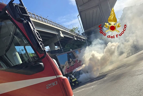 Salerno, auto prende fuoco in via Irno: intervento dei vigili del fuoco