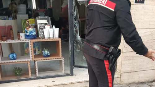 Salerno, sfonda vetrata di parrucchieria a Mercatello per un furto