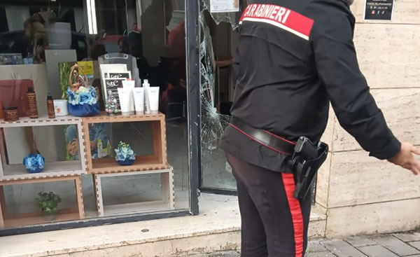 Salerno, sfonda vetrata di parrucchieria a Mercatello per un furto