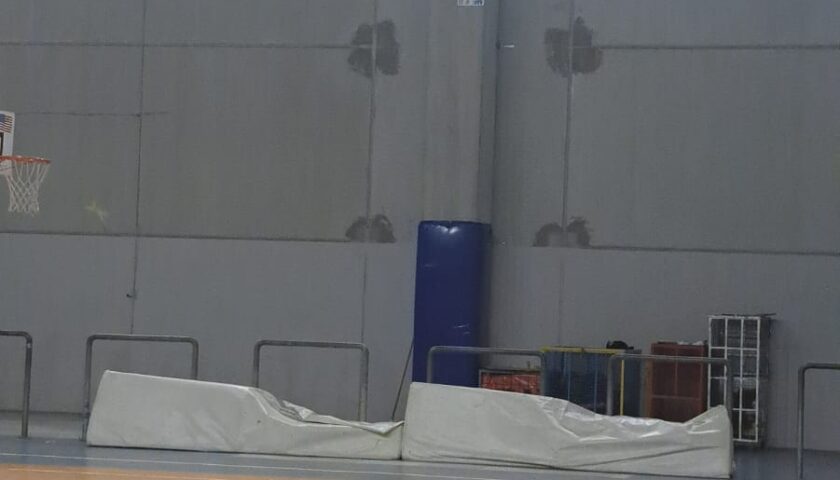 Scafati, piove nella palestra della scuola. Il consigliere Carotenuto: “Due milioni per estate e Natale mentre i luoghi pubblici cadono a pezzi”