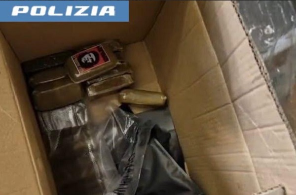 Salerno, sequestrati oltre 5 kg di prodotti alla cannabis: nei guai titolare e dipendente di un negozio “light”