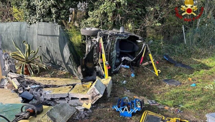 Smart si ribalta e finisce contro un muro nel Bolognese: grave un 36enne di Sassano