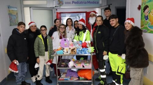 Salerno, donati dalla Croce Bianca pupazzi e giocattoli ai bambini del Ruggi