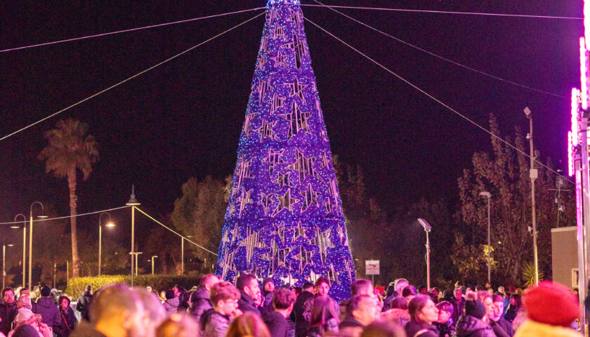 Inaugurata Ascea Winterland: Piazza Europa si trasforma nel villaggio del Natale cilentano tra ruota panoramica e pista di pattinaggio