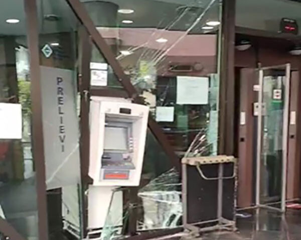 Salerno, tentato furto alla cassa automatica della banca in via Silvio Baratta