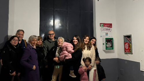 A Cava de’ Tirreni batte forte il senso civico: installato il primo defibrillatore condominiale