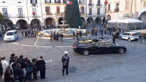 Cava de’ Tirreni, commozione per l’ultimo saluto ad Anna Tagliaferri: città in lutto
