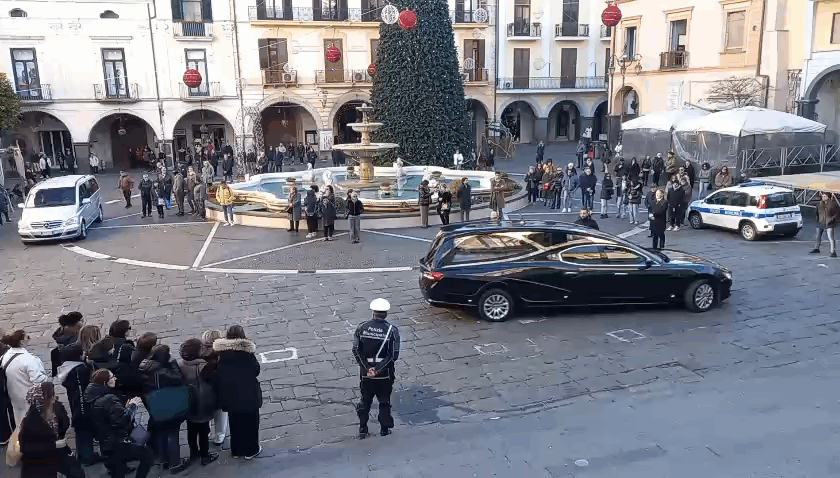 Cava de’ Tirreni, commozione per l’ultimo saluto ad Anna Tagliaferri: città in lutto