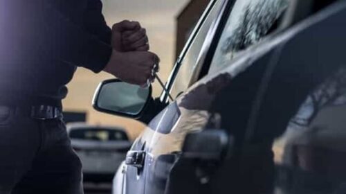 Va in gita con la famiglia ma gli rubano occhiali e telefono: la dashcam riprende tutto