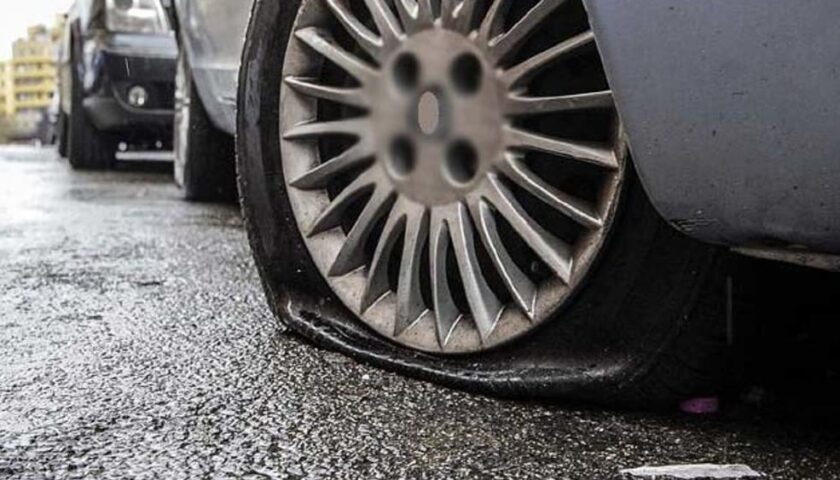 Eboli, squarciate le quattro ruote alla macchina di una commerciante