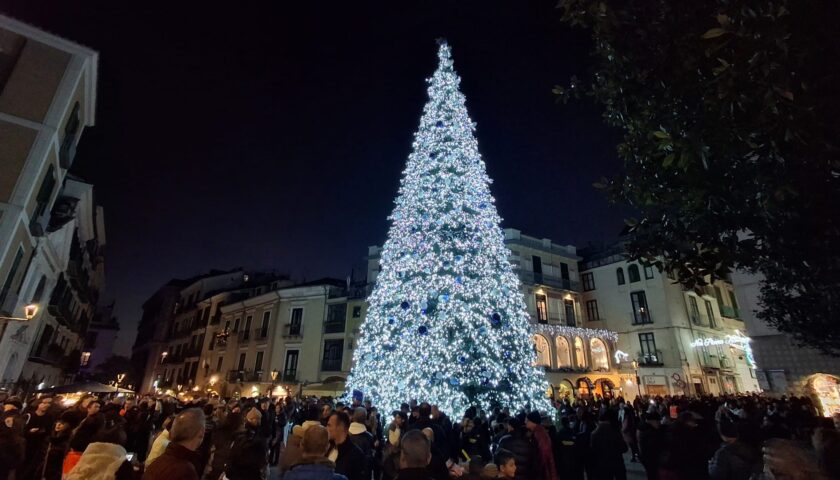 Salerno, acceso l’albero di Natale. De Luca: “tra i più eleganti in Italia”