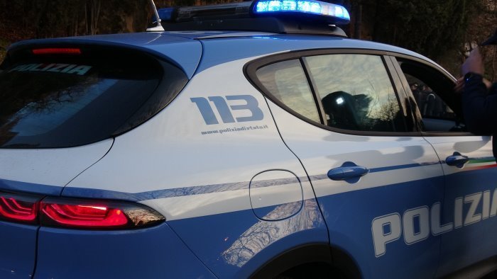 Salerno, sorpresa a rubare nelle auto: arrestata
