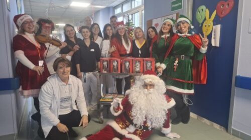 Battipaglia, babbo Natale arriva in corsia con doni e allegria