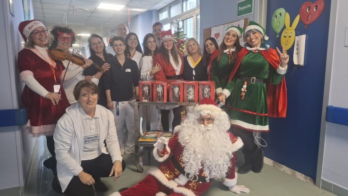 Battipaglia, babbo Natale arriva in corsia con doni e allegria