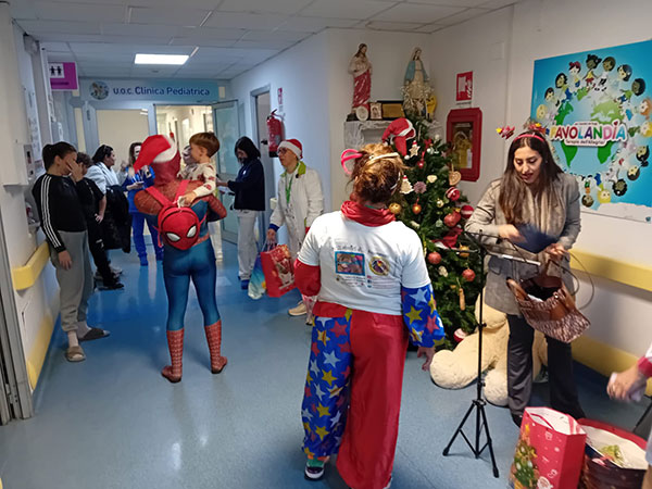 Salerno, al Ruggi un Natale anticipato con doni, musica e sorrisi per i bambini di Pediatria
