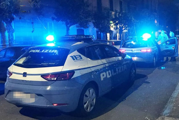 Salerno, si barrica in casa e minaccia di accoltellarsi: salvata dalla Polizia