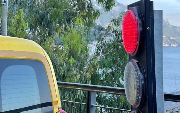 Statale Amalfitana, appello dell’Associazione vittime della strada: “Telecamere sopra i semafori”