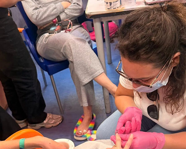 Salerno, la bellezza come cura: all’ospedale Ruggi progetto di sostegno alle donne in terapia oncologica