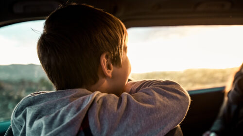 HO L’ABITUDINE DI LASCIARE MIO FIGLIO PICCOLO SOLO IN CASA PER ANDARE A FARE LA SPESA: LO POSSO FARE?