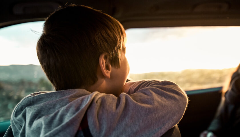 HO L’ABITUDINE DI LASCIARE MIO FIGLIO PICCOLO SOLO IN CASA PER ANDARE A FARE LA SPESA: LO POSSO FARE?