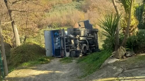 Paura in contrada Alimenta di Eboli: autocisterna si ribalta