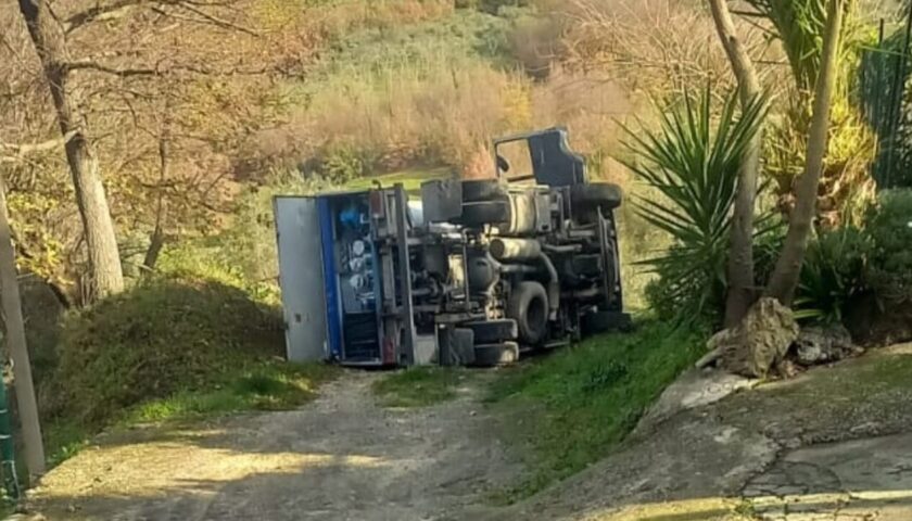 Paura in contrada Alimenta di Eboli: autocisterna si ribalta