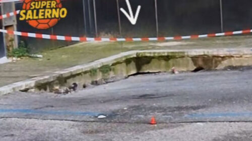 Salerno, sprofonda parte di via Carella: zona interdetta Salerno, sprofonda parte di via Carella: zona interdetta