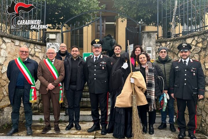 Piaggine, i carabinieri consegnano dolci e doni a 13 bambini nei centri di accoglienza
