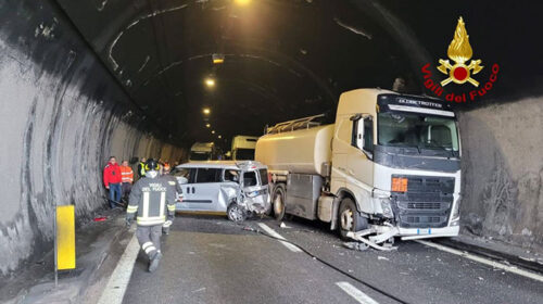 Salerno, galleria del Seminario: scontro tra mezzi pesanti e auto