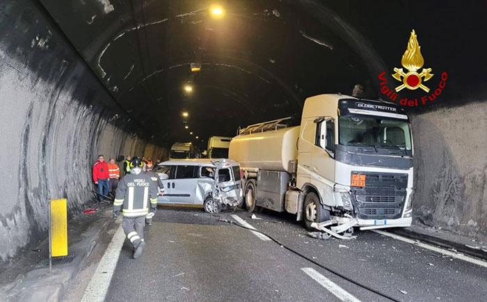 Salerno, galleria del Seminario: scontro tra mezzi pesanti e auto