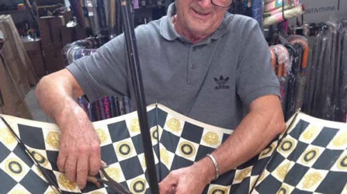 Commercio a Salerno, dopo 50 anni di attività chiude lo storico ombrellificio Testa