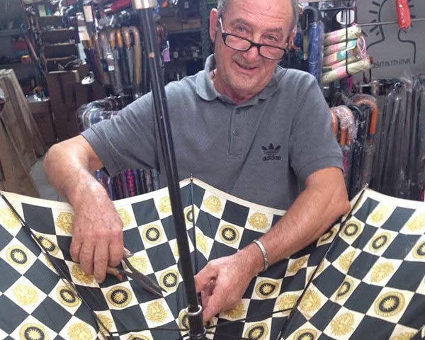 Commercio a Salerno, dopo 50 anni di attività chiude lo storico ombrellificio Testa