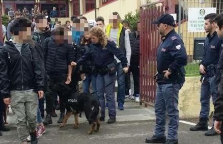 Controlli anti droga della polizia presso l’istituto “Enzo Ferrari” di Battipaglia