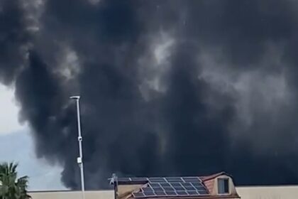 Sarno, incendio in un capannone industriale: intervengono i vigili del fuoco