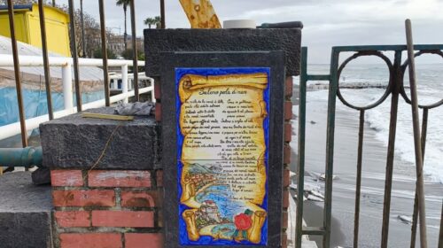 Salerno, mattonella con poesia nei pressi dei giardini del Mandorlo: perplessità dei residenti di Torrione Salerno, mattonella con poesia nei pressi dei giardini del Mandorlo: perplessità dei residenti di Torrione