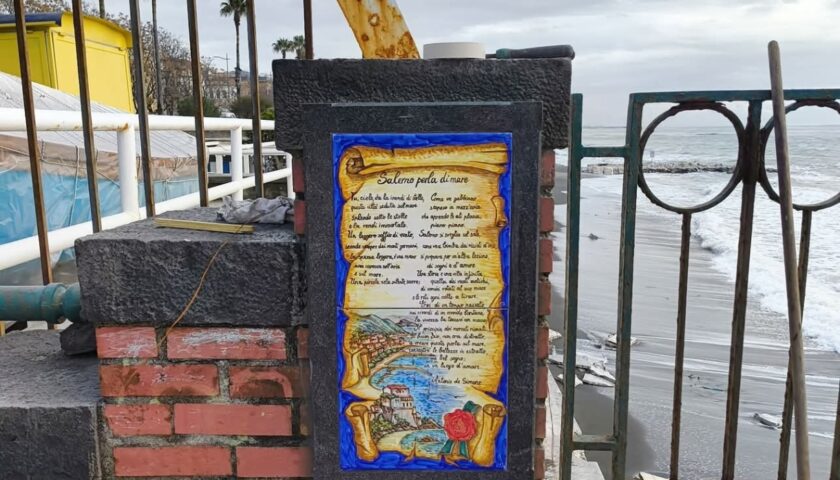 Salerno, mattonella con poesia nei pressi dei giardini del Mandorlo: perplessità dei residenti di Torrione