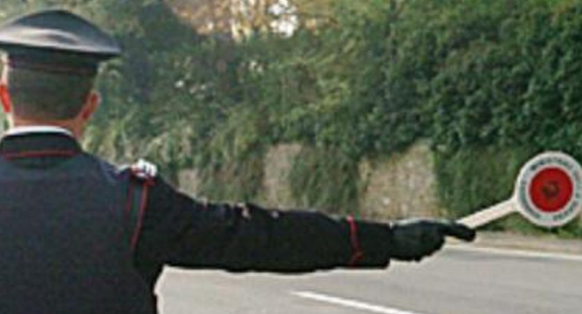 Fugge all’alt dei carabinieri a Sant’Antonio Abate, poi si schianta contro un palo ad Angri: indagato per resistenza