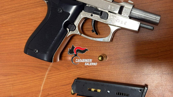 Salerno, pistola scacciacani modificata e munizioni: arrestato