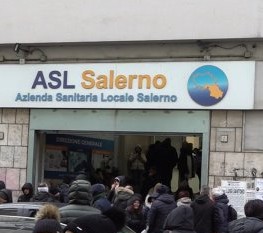 Salerno, protesta dinanzi all’Asl: in bilico il futuro di 600 lavoratori