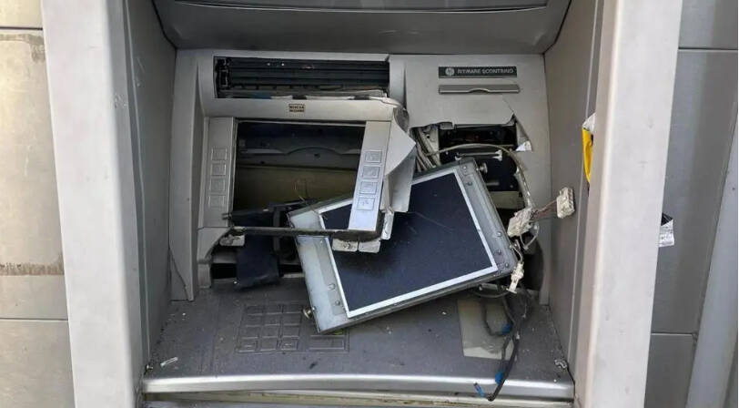 Castelnuovo Cilento, assalto al bancomat a Vallo Scalo: ladri in fuga con il dispositivo Atm