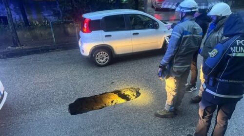 Salerno, mini voragine in via Salvatore Calenda Salerno, mini voragine in via Salvatore Calenda