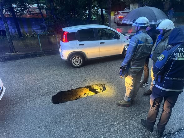 Salerno, mini voragine in via Salvatore Calenda