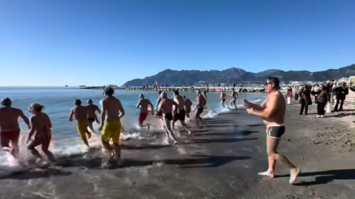 Salerno, rispettata la tradizione del bagno di Capodanno