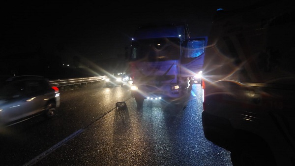 Malore fatale alla guida: 60enne si schianta con camion nel guardrail su A2 a Campagna