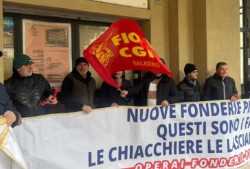 Salerno, Fonderie Pisano: gli operai manifestano sotto Palazzo di Città